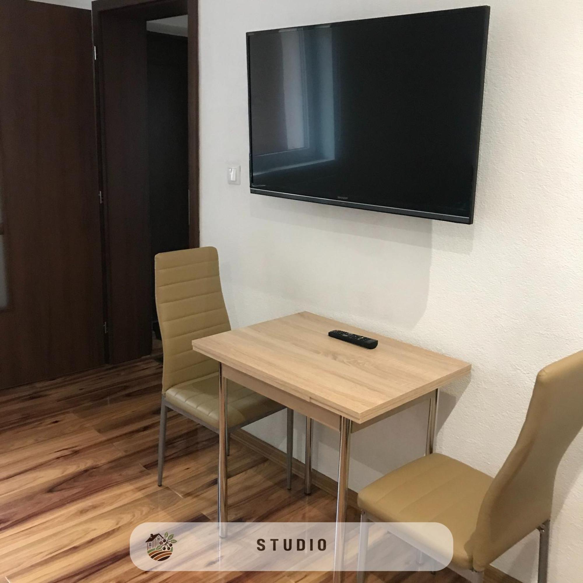 Apartmanovy Dom Visnove Bagian luar foto