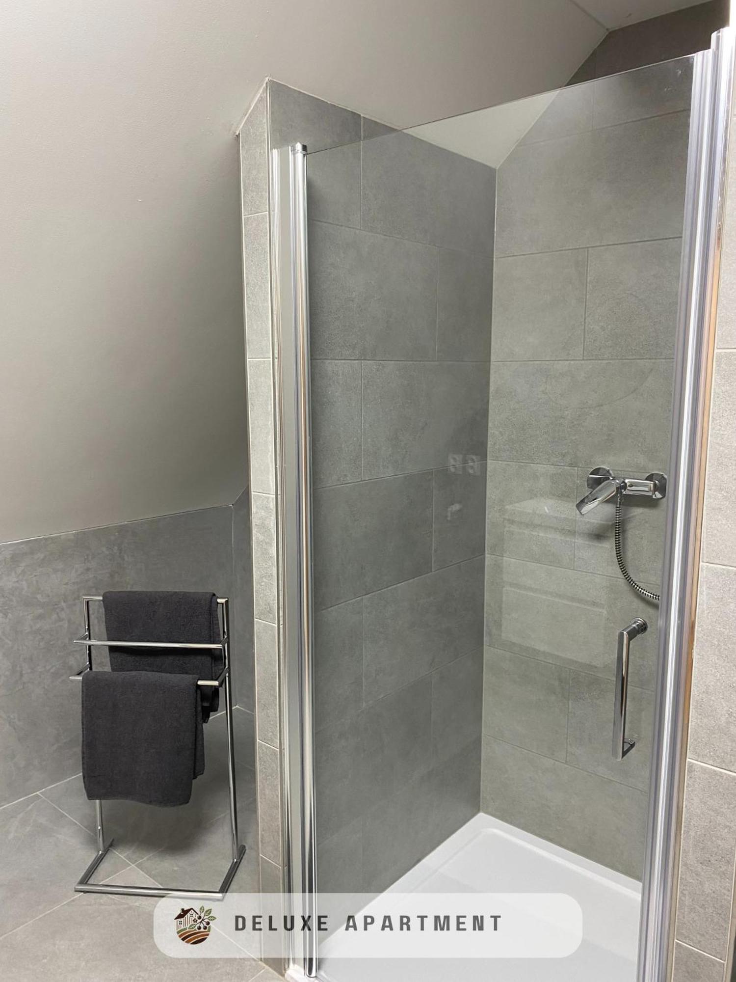 Apartmanovy Dom Visnove Bagian luar foto